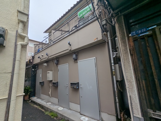 城陽市でアパートの外壁調査、側面にクラックと外壁塗装の劣化が進行しており足場が設置できないほど狭い状態