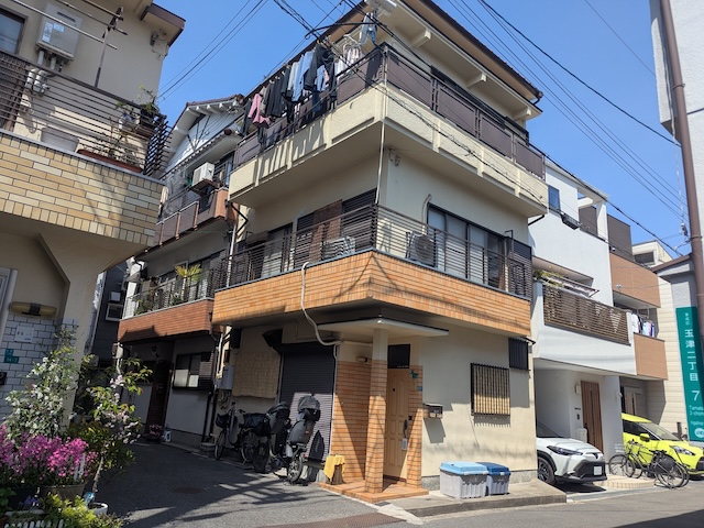 京都市伏見区で瓦屋根の三階建て住宅を屋根調査、漆喰の盛り過ぎや瓦の破損といった不具合が見られたので葺き替え工事と部分補修をご提案