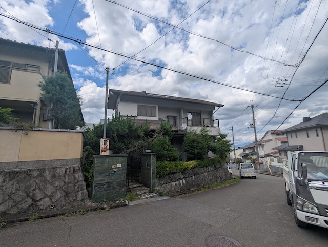 宇治市で雨漏りが発生した住宅屋根の調査、埋め込み式の太陽温水器が設置されており他社にも断られた現場