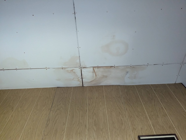 向日市で天井のシミをドローン点検！雨漏り原因特定と葺き替え提案