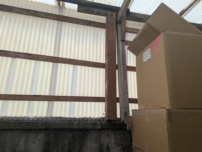 【伏見区深草】猫で割れた波板と浮いた柱を修理！ポリカ交換で倒壊の不安解消