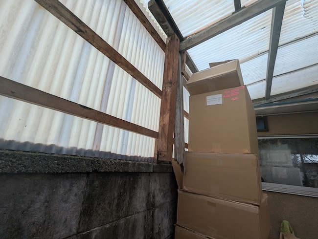 京都市伏見区の波板張り替えと柱補強修理の現地調査の様子