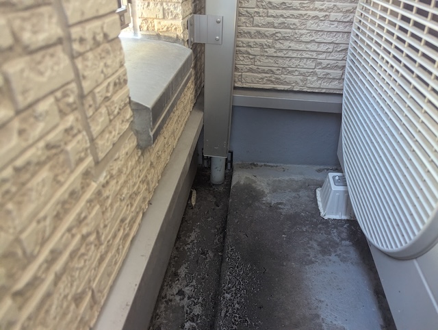 京田辺市のベランダ土間。ドレン（排水口）周辺が沈み込みフワフワしている状態