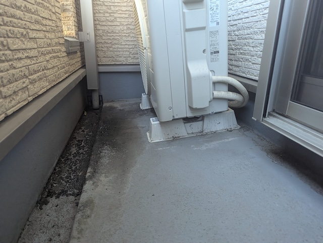 ベランダ内部の下地が腐朽し、水勾配（傾き）が狂ってしまった京田辺市の現場