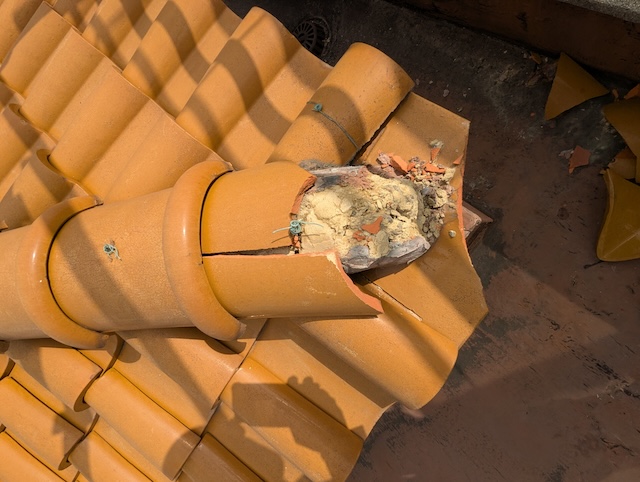 【長岡京市】塗装工事中にS瓦が破損！引き渡し直前の緊急現地調査と復旧提案