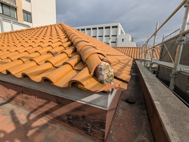 洋風住宅（S瓦）の屋根全景。隅棟の先端部分が崩落しており、早急な屋根修理と補修工事が必要な事例。