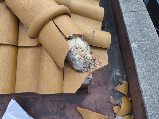 割れた瓦の下から露出している葺き土