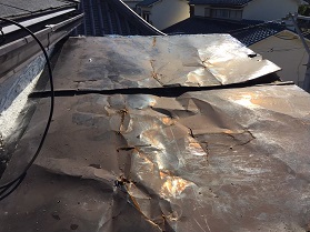 宇治市で劣化した板金屋根をガルバリウム立平葺きに屋根交換工事