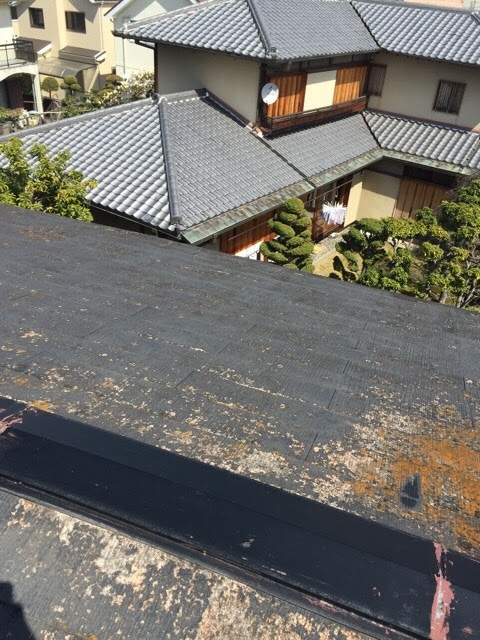【京都市右京区】スレート屋根の変色・苔は危険！カバー工法で約15万円削減