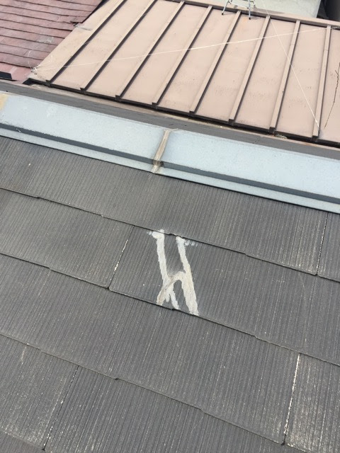京都市右京区のスレート屋根で確認したひび割れ補修跡と長雨時の雨漏り注意箇所