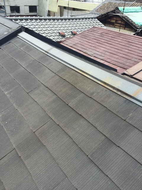 京都市右京区で長雨前に確認した屋根板金まわりと取り合い部の劣化状況