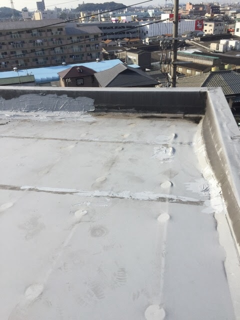 【京田辺市】陸屋根の水溜まりをウレタン防水で改修！10年安心の屋根へ