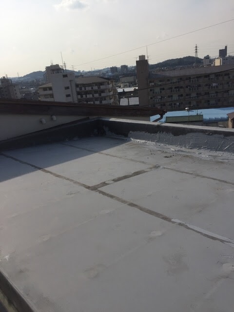 京田辺市での屋上防水調査。経年劣化によるシートのたわみと水溜まり