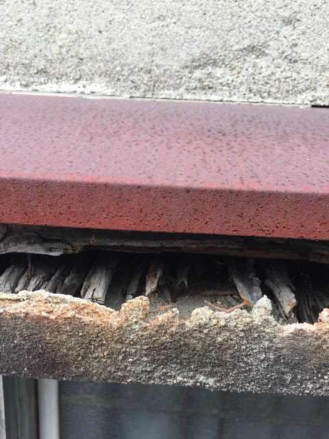 京都市西京区の庇の内部 垂木や野地板などの木下地が腐食しスカスカになった状態