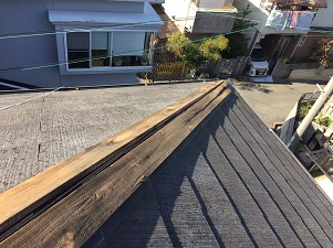 城陽市でカラーベスト屋根の棟板金交換の屋根板金修理工事