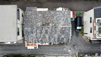 宇治市の築50年アパート、いぶし瓦葺きの雨漏り修理提案　