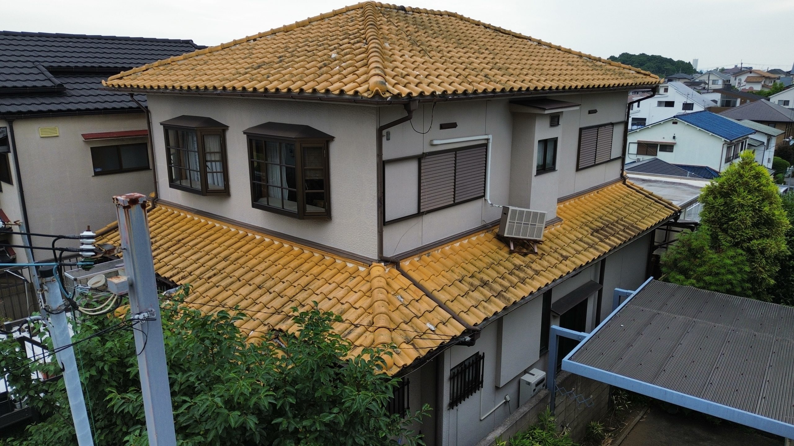 屋根工事を行う戸建て住宅
