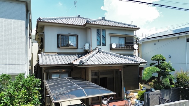 京田辺市の瓦屋根一軒家で雨漏り原因調査、谷板金近くの壁際から特定し部分補修を提案