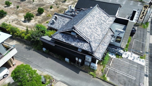 京都の皆様へ商業施設で瓦・金属屋根から大雨時に雨漏り、調査で箱樋と谷板金に不具合発見