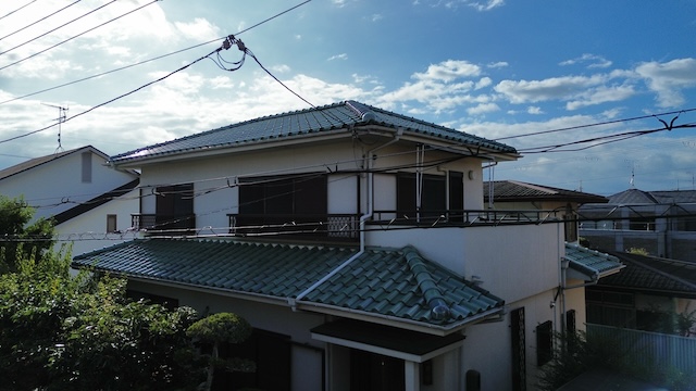 長岡京市で中古戸建て住宅の物件購入前診断、雨樋の勾配不良による瓦屋根の汚れ