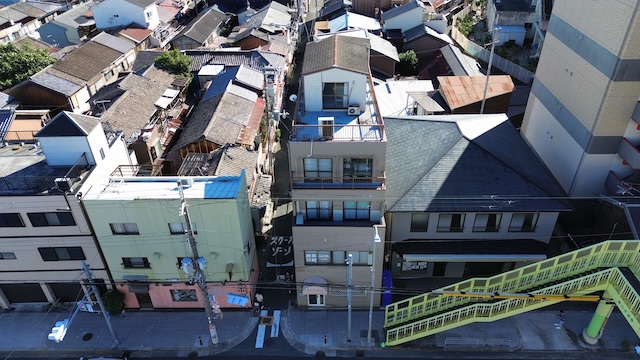 京田辺市で自社ビルの違法建築小屋部分で雨漏り、原因は屋根材の欠損で足場の設置に高額なコストが必要