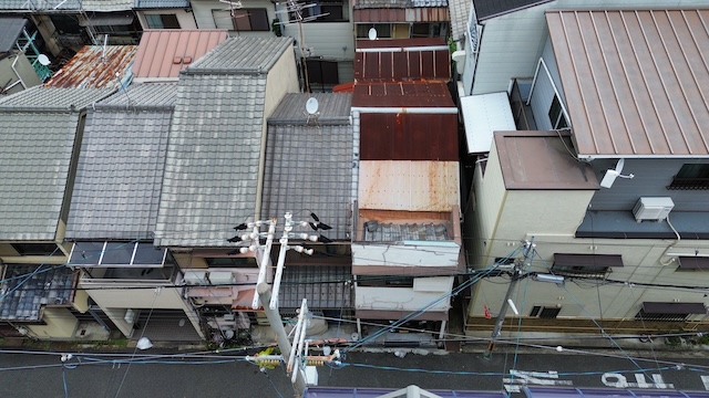 城陽市で強烈な雨漏り発生でご相談、原因は吹き飛んでしまったパラペット天板の笠木でした