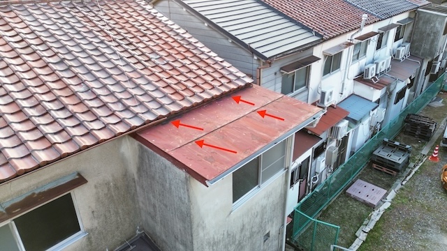 雨漏りが入り込んでいる板金屋根部