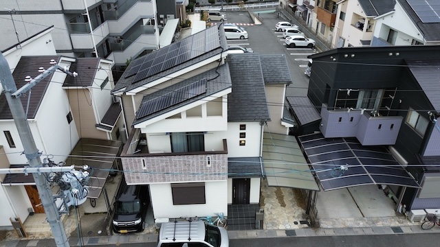 京都市山科区で太陽光パネルが設置された住宅屋根の点検、十分な発電効率を得るためには定期的な清掃が求められます