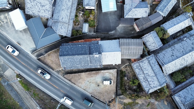 京都市左京区で築年数が経過した中古物件をドローンを活用した屋根点検、瓦屋根は定期的な点検が推奨される理由