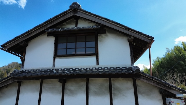 瓦の庇が備えられた住宅