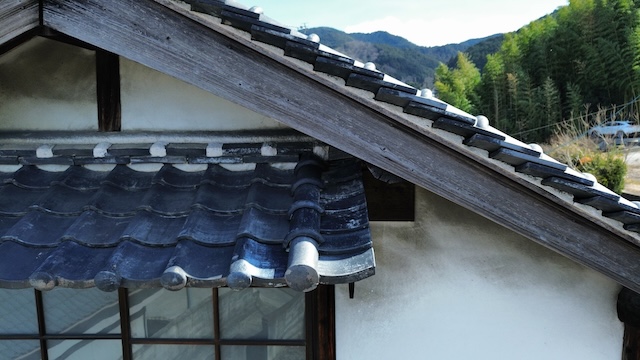 瓦が使用された庇