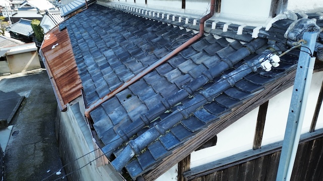 差し掛け屋根からの雨漏りに注意