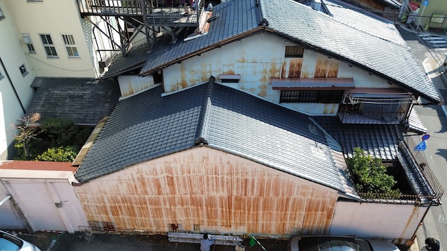 京都市山科区で麹屋さんの外壁調査、トタン外壁のサビが進行していたのでガルバリウム鋼板への張り替えをご提案