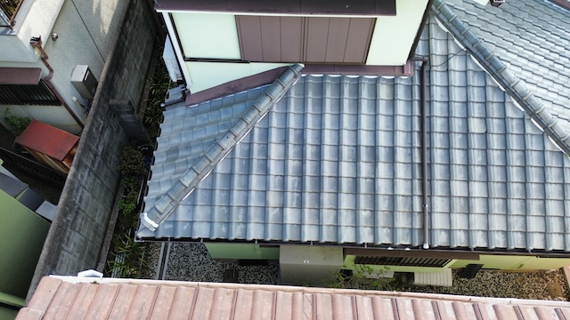 城陽市で訪問営業によるぼったくり被害を受けた住宅で差し掛け屋根の調査、雨漏り原因へ発展しやすい理由