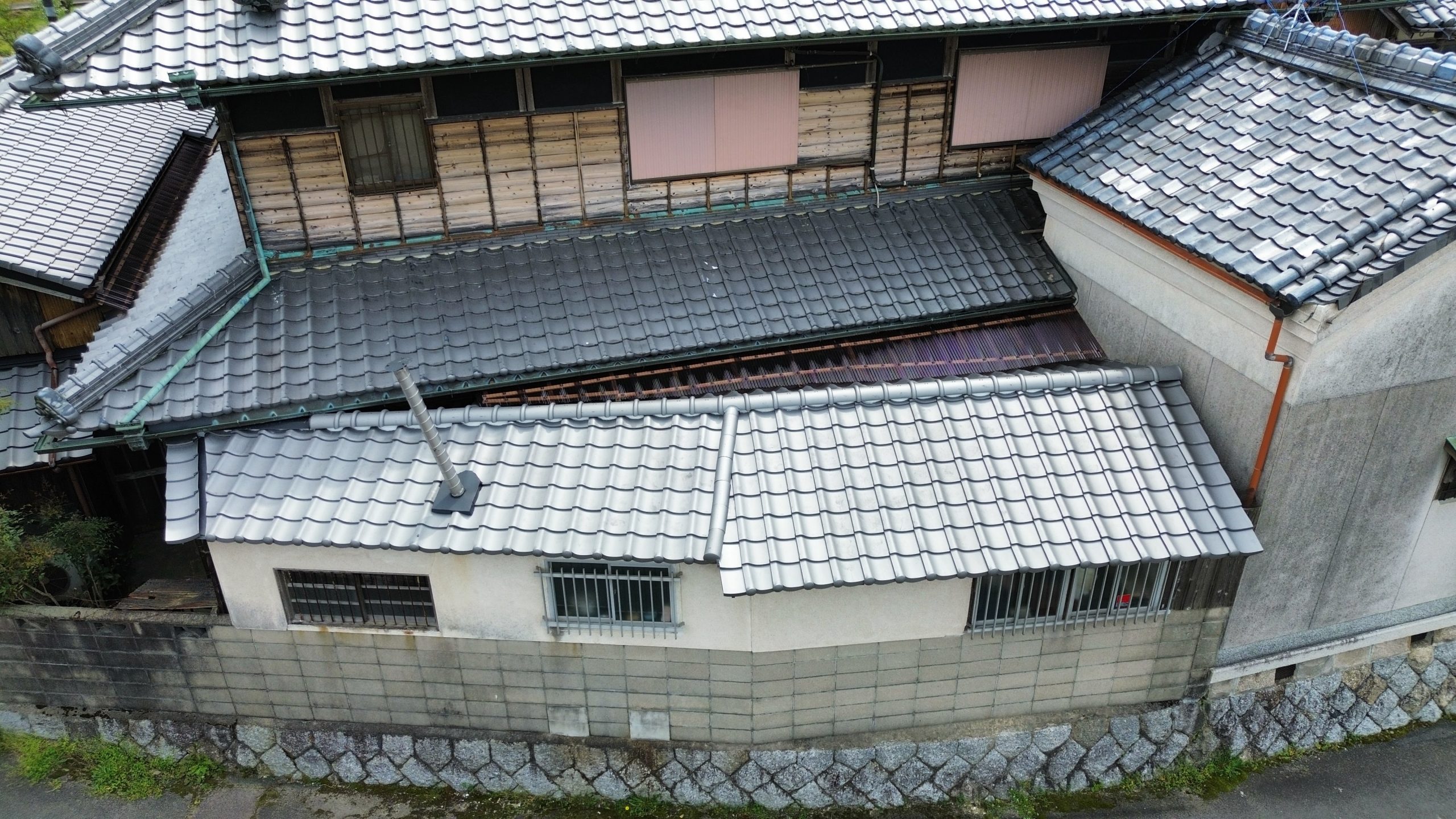 長屋の屋根の葺き替え後