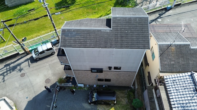 京都市南区の三階建て住宅でカラーベスト屋根の現地調査、経年劣化が進んでおり屋根カバー工法の実施をご提案させていただきました