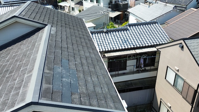 雨染みが見受けられるカラーベスト