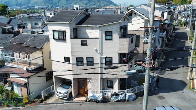 京都市南区の三階建て住宅で正面のサイディングが浮いてきた事例、総合的な改修をご提案