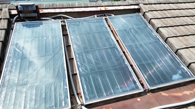 他社に撤去を断られた太陽温水器