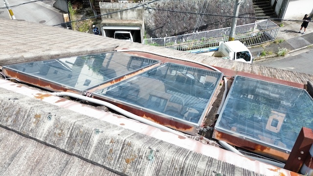 太陽温水器が設置された屋根