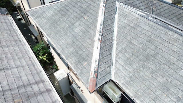 【宇治市】棟板金の剥がれ！太陽光脱着と屋根カバーで解決