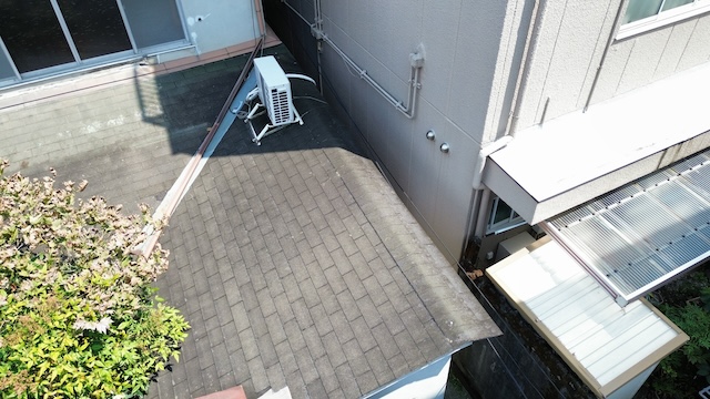 京都市東山区で雨漏り？雨樋の詰まりと屋根の室外機をドローン調査