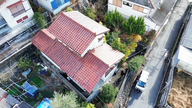 ドローン空撮による瓦屋根の全体俯瞰画像。屋根瓦のズレや漆喰の劣化状況の確認。