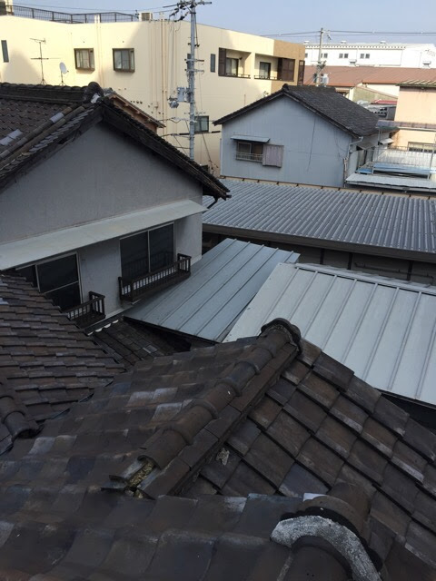 京都市左京区の瓦屋根。隣接建物との取り合いと複雑な雨水の流れ。