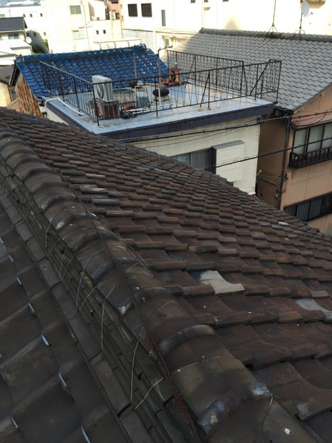 京都市左京区の瓦屋根点検。屋根全体の歪みやズレを確認。
