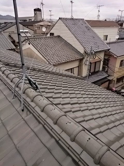 屋根の上のアンテナ設置状況と屋根馬（支持金具）のサビ・劣化点検