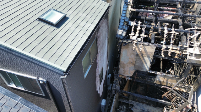 長岡京市にて隣家の火事災害で外壁サイディングが損傷。変色や浮きと貼替が必要な状況です