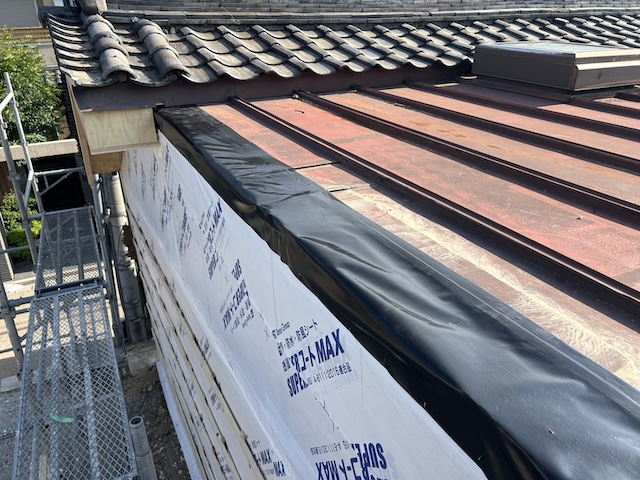 京都市山科区で提案したガルバリウム鋼板製水切り板金と防水シートの接続部