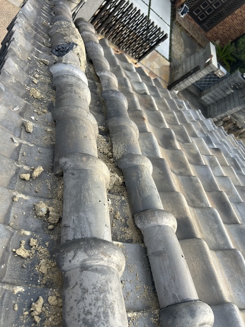 京都市山科区で瓦屋根の棟を点検！土の崩れやズレを部分補修し台風から家を守る