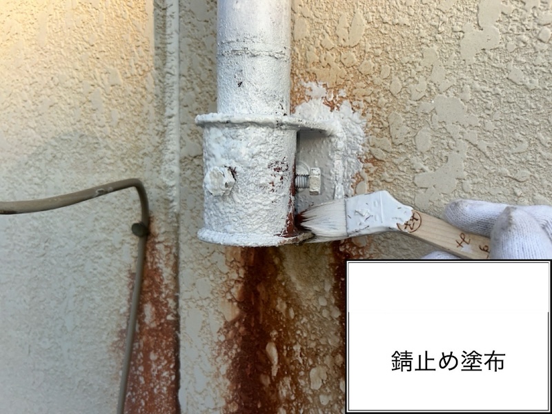 外壁塗装工事における鉄部の下地処理・錆止め（プライマー）塗布状況